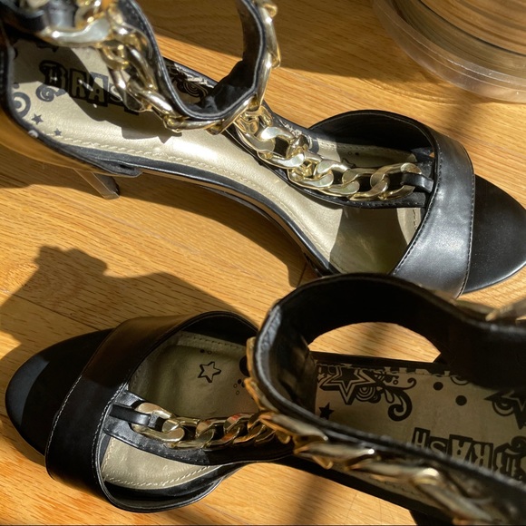 Black heels with hold buckle designs - Picture 3 of 6